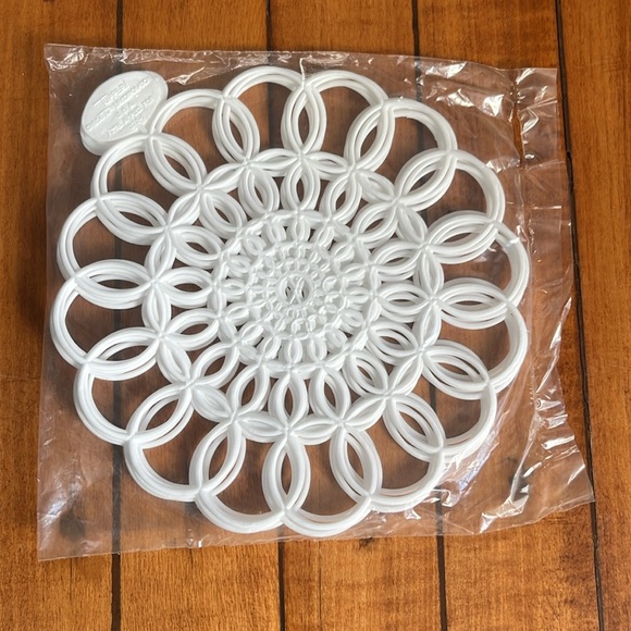 Vintage Tupperware 6” Plastic Doilies - In Original Packaging set of 6 - Picture 3 of 4